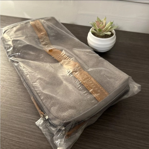 grey travel amenity/makeup bag with pockets - Picture 11 of 11